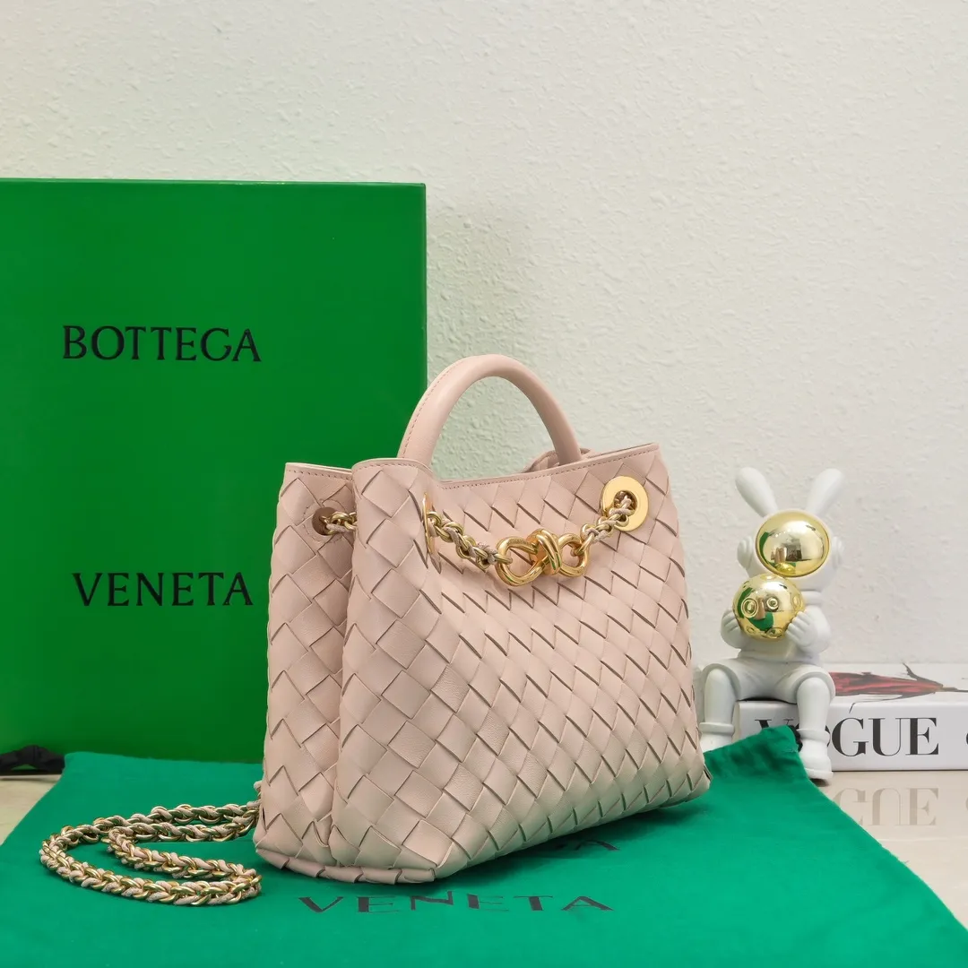 Batch 1960 BOTTEGA VENETA 2024 spring and summer new small ANDIAMO chain bag is also available! 🔥🔥I believe many friends have been waiting for a long time. The metallic chain adds a touch of sophistication to the original softness and elegance of Andiamo. The collision of classic craftsmanship and elegance creates a different kind of beauty. Style number: 6008 Size: 25*22*10.5cm